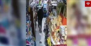 Crónica / [VÍDEO] ¡Insólito! Ladrón entró a robar plata, le dieron pesos argentinos, no aceptó y se fue