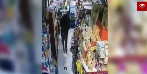 Crónica / [VÍDEO] ¡Insólito! Ladrón entró a robar plata, le dieron pesos argentinos, no aceptó y se fue