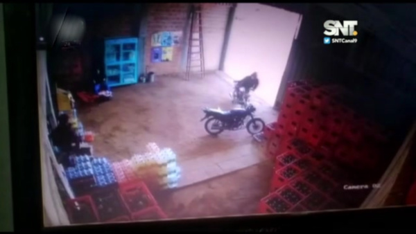 Motochorros asaltaron depósito de bebidas en Luque - SNT