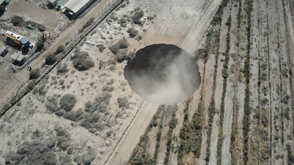 Minera obligada a parar por un cráter de 32 metros de diámetro en Chile - MarketData