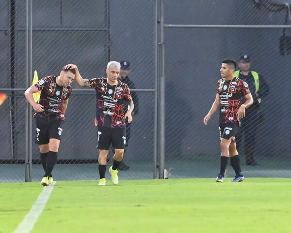 Resistencia 1 - Guaireña 2: Festejo gua’i en Sajonia - Fútbol - ABC Color