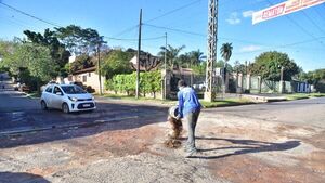 Ante inacción de MOPC y Comuna de San Lorenzo, vecinos tapan  baches
