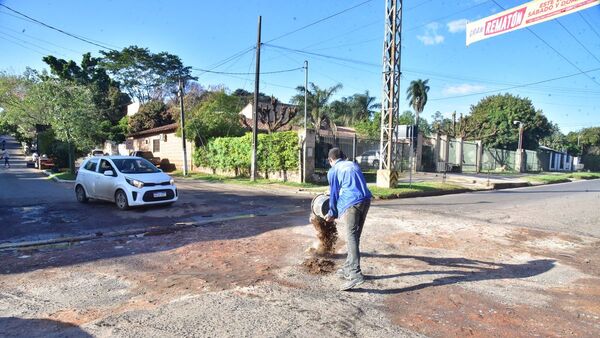 Ante inacción de MOPC y Comuna de San Lorenzo, vecinos tapan baches