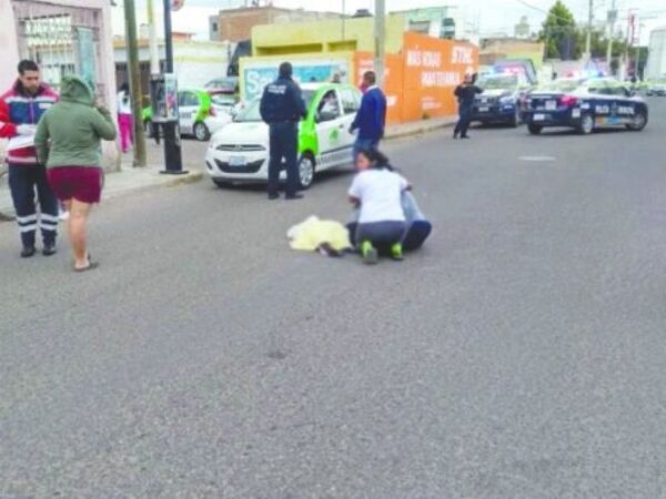 Bebé salió solo en la calle y fue arrollado por un vehículo