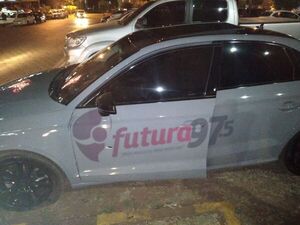 Balearon su auto y le advirtieron que ya deje de salir con mujeres comprometidas