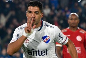 Suárez festeja un gol con Nacional luego de 16 años