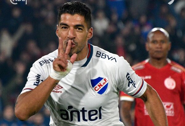 Suárez festeja un gol con Nacional luego de 16 años