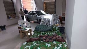 Conductor entró con su auto en construcción recién terminada