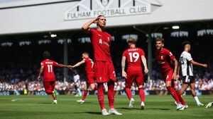 Darwin Núñez no basta y el Liverpool empata en su estreno