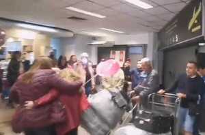 Quejas en aeropuerto porque no funciona puerta de desembarque