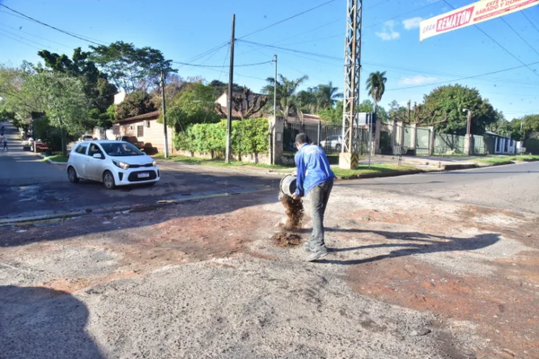Ante inacción de MOPC y Comuna de San Lorenzo, vecinos tapan baches