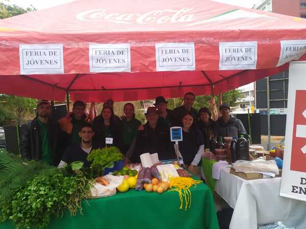 Jóvenes exponen productos Agroecológicos en Encarnación