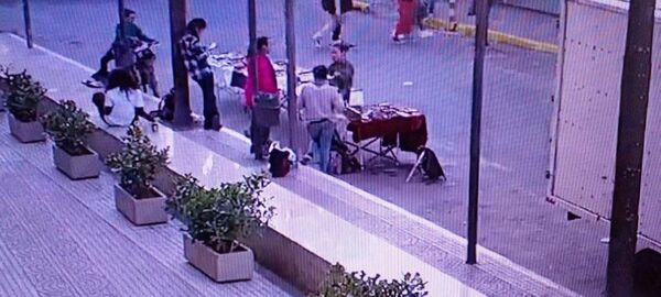 Vendedores colocan mesas hasta en plena calle, ante falta de control municipal - Nacionales - ABC Color