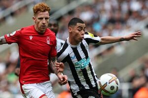 El Newcastle frustra al Forest en su regreso y el Leeds remonta al Wolves - Fútbol Internacional - ABC Color
