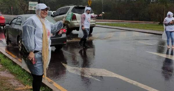 La Nación / Voluntarios desafían al mal tiempo y siguen con la colecta para pacientes con cáncer