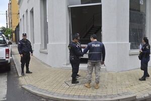 Vehículo se incrustó en edificio del microcentro de Asunción - Nacionales - ABC Color