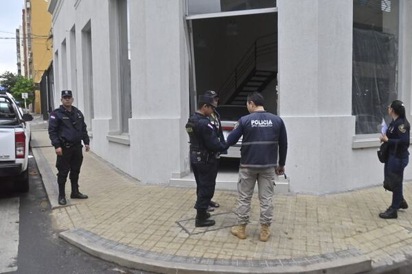 Vehículo se incrustó en edificio del microcentro de Asunción - Nacionales - ABC Color
