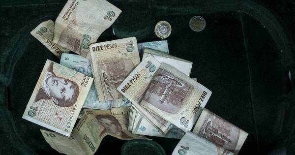 La Nación / ¡Insólito!: entró a robar, le dieron pesos argentinos y los rechazó