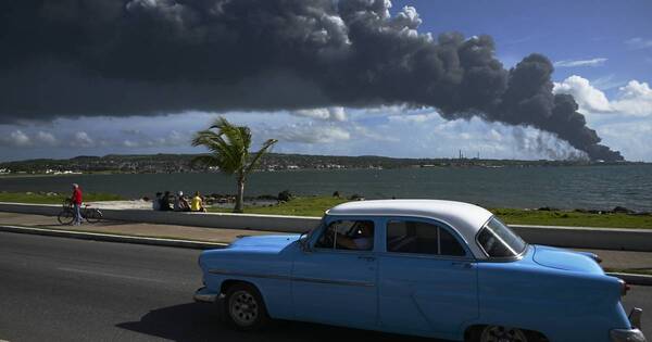 La Nación / Cuba: descomunal incendio de dos tanques de petróleo deja 17 desaparecidos y 67 heridos