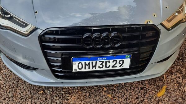 Le amenazaron por "meterse con mujeres comprometidas" y balearon su auto