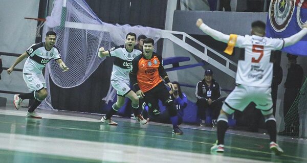 El 'gol imposible' del arquero de Olimpia ante Cerro en la final del Futsal FIFA