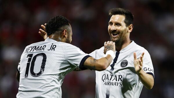 Neymar y Messi se divierten en el firme estreno del PSG