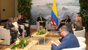 Mario Abdo se reúne con Petro en Colombia y hablan sobre seguridad - Política - ABC Color