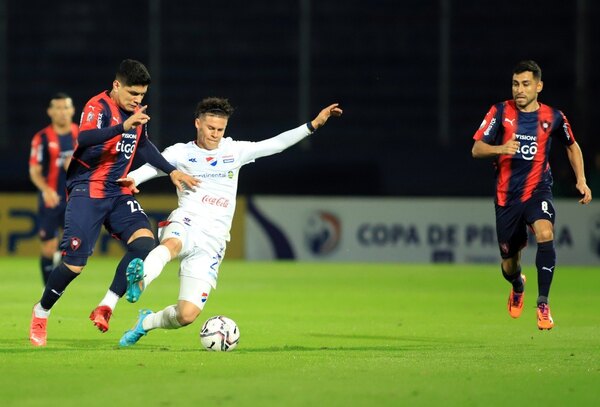 Cerro no puede hacer valer el hombre de más ante Nacional y se frena antes del Clásico