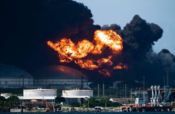 El incendio en dos tanques de crudo sigue activo en el occidente cubano - Mundo - ABC Color