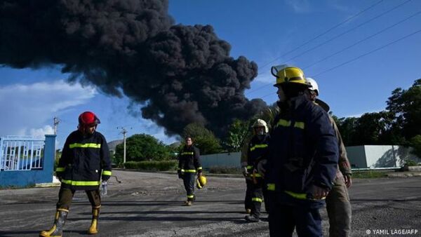 Incendio incontrolable en Cuba deja un muerto y 121 heridos