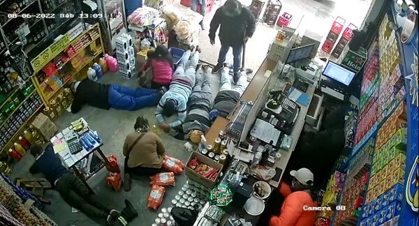 Video: Delincuentes fuertemente armados asaltan un local en Asunción - Policiales - ABC Color