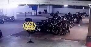 La Nación / Sorprenden a limpiavidrios mientras intentaba robar una moto de un estacionamiento