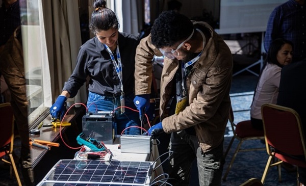 Capacitan a instaladores de energía solar fotovoltaica