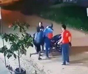 Motochorro arrastra a su víctima, luego es detenido y casi linchado por vecinos (VIDEO)