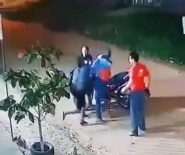 Motochorro arrastra a su víctima, luego es detenido y casi linchado por vecinos (VIDEO)