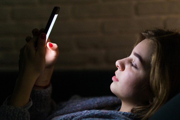 Diario HOY | "Vamping", la costumbre nocturna que trae problemas a cada vez más jóvenes