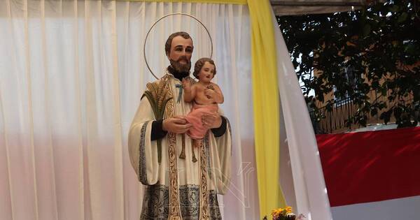 La Nación / Iglesia católica celebra a San Cayetano, patrono del pan y el trabajo