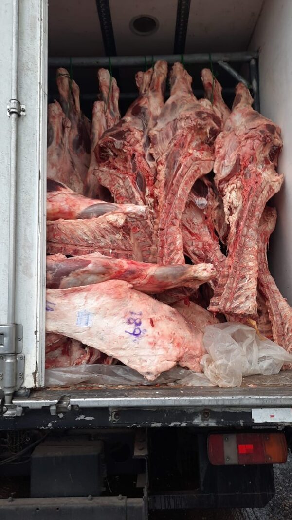 Incautan toneladas de carne y productos frutihortícolas de contrabando en Roque Alonso