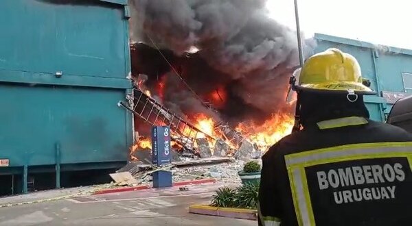 Diario HOY | Colapsa parte de un centro comercial de Punta del Este por un incendio