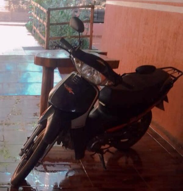 Mujer fue víctima de robo de motocicleta en interior de su casa