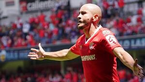 Toluca sube al primer lugar con gol de Carlos González