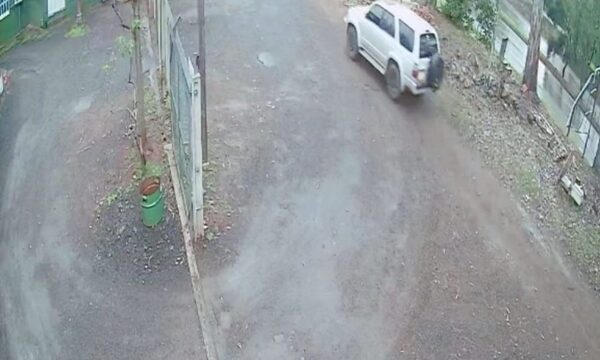 Delincuente hurta camioneta de trabajador mientras él entró a laborar