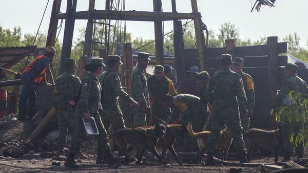 Con pocos avances, siguen labores de rescate de mineros atrapados en México