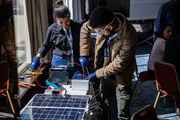 Docentes y estudiantes fueron capacitados en la instalación de paneles solares - Nacionales - ABC Color