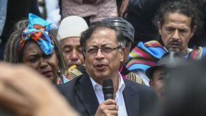 Petro asume como primer presidente de izquierda de Colombia