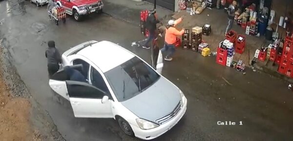 Hallan abandonado en Luque vehículo utilizado para violento asalto en Asunción - Policiales - ABC Color