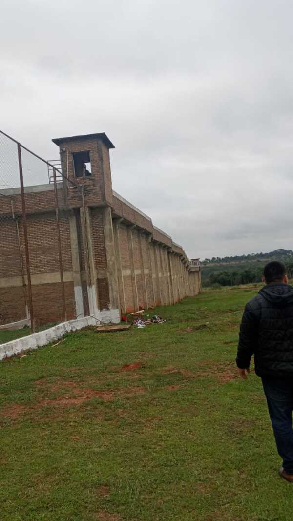 Recapturan a 12 de los 30 que se fugaron de la cárcel de Misiones, según la Policía Nacional | 1000 Noticias