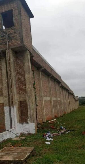 Reclusos tomaron de rehén a un guardia para fugarse de la cárcel de Misiones