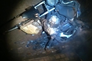 Despechado hombre prendió fuego a la moto de su rival - La Clave