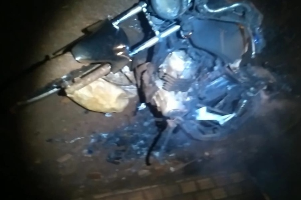 Despechado hombre prendió fuego a la moto de su rival - La Clave